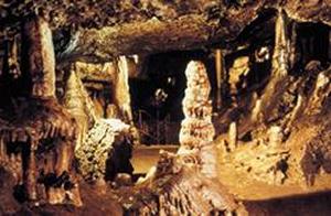 Tropfsteinhöhle in Hasel